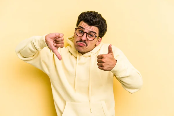 Young Caucasian Man Isolated Yellow Background Showing Thumbs Thumbs Difficult — Stock Photo, Image