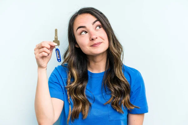 Young Caucasian Woman Holding Home Keys Isolated Blue Background Dreaming — Photo