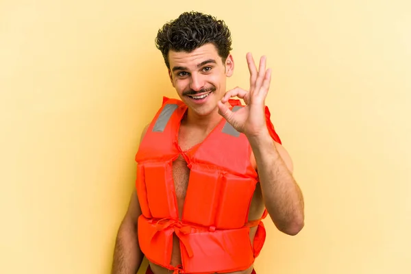 Young Caucasian Man Wearing Life Jacket Isolated Yellow Background Cheerful — Fotografia de Stock