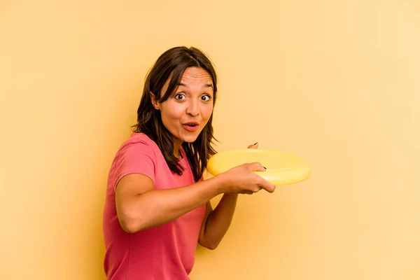 Young Caucasian Woman Holding Frisbee Isolated Yellow Background — ストック写真