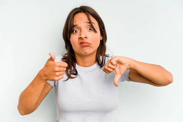 Jonge Spaanse Vrouw Geïsoleerd Blauwe Achtergrond Attent Zoek Naar Een — Stockfoto