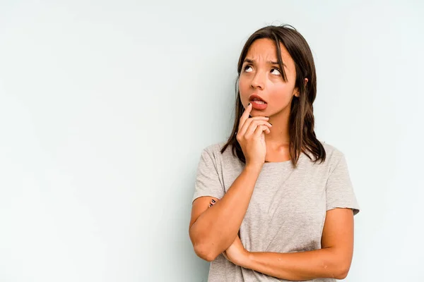 Giovane Donna Ispanica Isolato Sfondo Blu Confuso Sente Dubbioso Incerto — Foto Stock