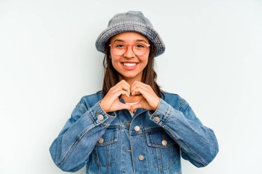 Genç İspanyol kadın mavi arka planda izole edilmiş zafer sonrası yumruğunu kaldırıyor, kazanan konsept..