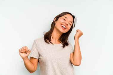 Genç İspanyol kadın mavi arka planda izole edilmiş ve elinde bir ürün tutuyor..