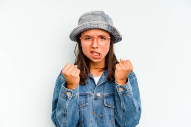 Genç İspanyol kadın mavi arka planda yalnızdı. Kucaklaşma, kaygısız gülümseme ve mutluluk..