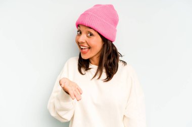 Genç İspanyol kadın mavi arka planda izole edilmiş tapınaklara dokunuyor ve baş ağrısı çekiyor..