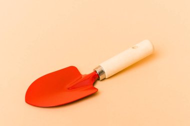 Bej arkaplanda izole bahçe araçları