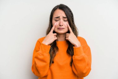 Beyaz arka planda izole edilmiş beyaz bir kadın ağlıyor, bir şeyden memnun değil, acı ve kafa karışıklığı konsepti..