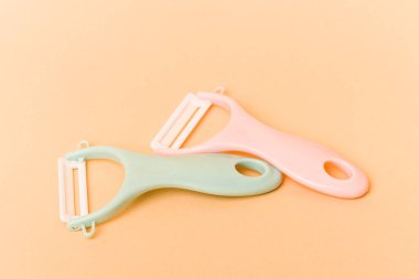 Pembe ve mavi soyucu bej arkaplanda izole edilmiş.