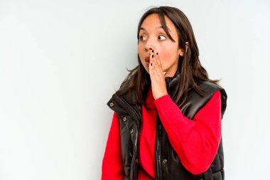 Mavi arka planda yalnız yaşayan genç İspanyol kadın gülüyor ve eğleniyor..