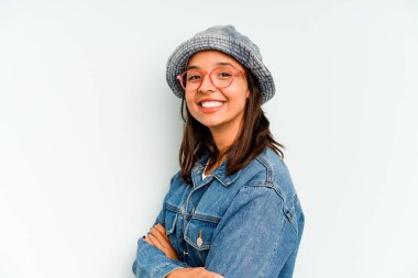 Mavi arka planda izole edilmiş genç İspanyol kadın çok kızgın, öfkeli, hayal kırıklığına uğramış.