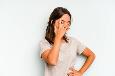 Mavi arka planda izole edilmiş genç İspanyol kadın bir mola hareketi gösteriyor..