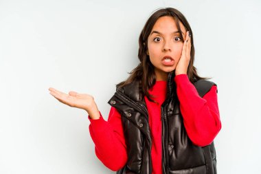 Mavi arka planda izole edilmiş genç İspanyol kadın iki numarayı parmaklarıyla gösteriyor..