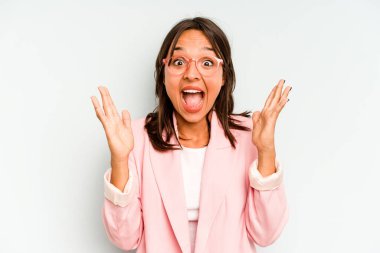 Mavi arka planda izole edilmiş genç İspanyol kadın kameraya sarıldığı için kendinden emin..