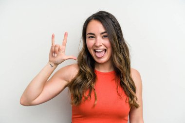 Beyaz arka planda izole edilmiş genç beyaz kadın boynuzlarını devrim konsepti olarak gösteriyor..