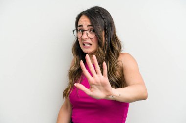 Beyaz arka planda izole genç beyaz kadın yakın bir tehlike nedeniyle şoka uğruyor.