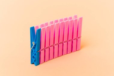 Giysiler iğne sırası, bej arkaplanda izole edilmiş çeşitli konsept