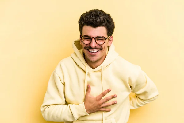 Jonge Blanke Man Geïsoleerd Gele Achtergrond Lacht Luid Houden Hand — Stockfoto