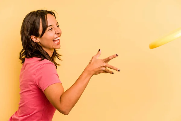 Young Caucasian Woman Holding Frisbee Isolated Yellow Background — Stock fotografie