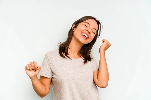 Jonge Spaanse Vrouw Geïsoleerd Blauwe Achtergrond Houden Tonen Een Product — Stockfoto