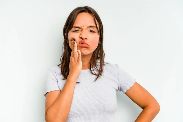 Ung Latinamerikansk Kvinna Isolerad Blå Bakgrund Glömmer Något Slår Pannan — Stockfoto