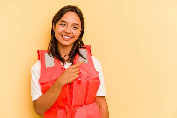 Mujer Hispana Joven Sosteniendo Chaleco Salvavidas Aislado Sobre Fondo Amarillo —  Fotos de Stock