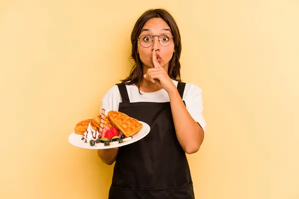 Ung Latinamerikansk Beroende Kvinna Håller Våfflor Isolerade Gul Bakgrund Hålla — Stockfoto