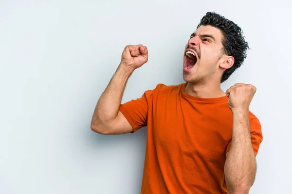 Ung Kaukasier Man Isolerad Blå Bakgrund Höja Näve Efter Seger — Stockfoto