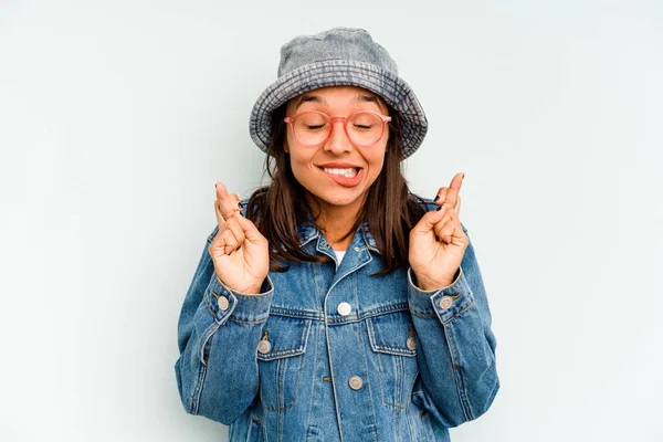 Mujer Hispana Joven Aislada Sobre Fondo Azul Toca Barriga Sonríe — Foto de Stock