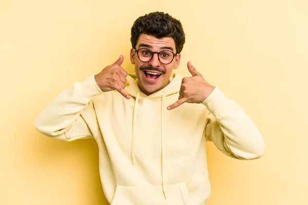 Jonge Blanke Man Geïsoleerd Gele Achtergrond Met Een Mobiel Telefoongesprek — Stockfoto