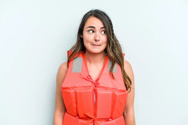 Young Caucasian Woman Wearing Life Jacket Isolated Blue Background Confused — Photo