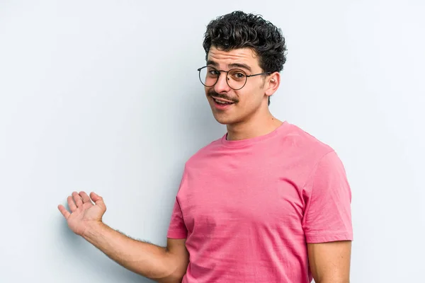 Young Caucasian Man Isolated Blue Background Showing Welcome Expression — Stock Photo, Image