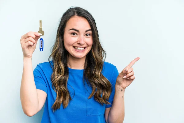Young Caucasian Woman Holding Home Keys Isolated Blue Background Smiling — 图库照片