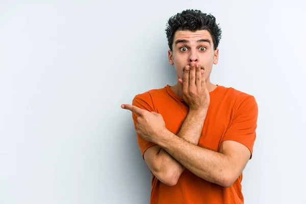 Young Caucasian Man Isolated Blue Background Pointing Side — Stock Photo, Image