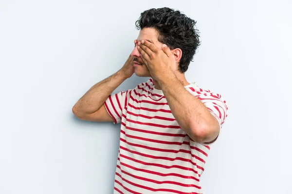 Joven Caucásico Aislado Sobre Fondo Azul Asustado Cubriendo Los Ojos — Foto de Stock