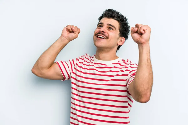 Joven Hombre Caucásico Aislado Sobre Fondo Azul Celebrando Día Especial —  Fotos de Stock