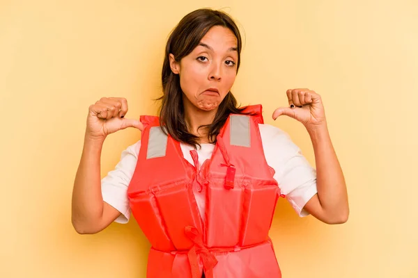 Ung Latinamerikansk Kvinna Håller Flytväst Isolerad Gul Bakgrund Känns Stolt — Stockfoto