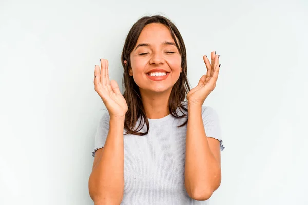Jonge Hispanic Vrouw Geïsoleerd Blauwe Achtergrond Gelukkig Glimlachend Vrolijk — Stockfoto