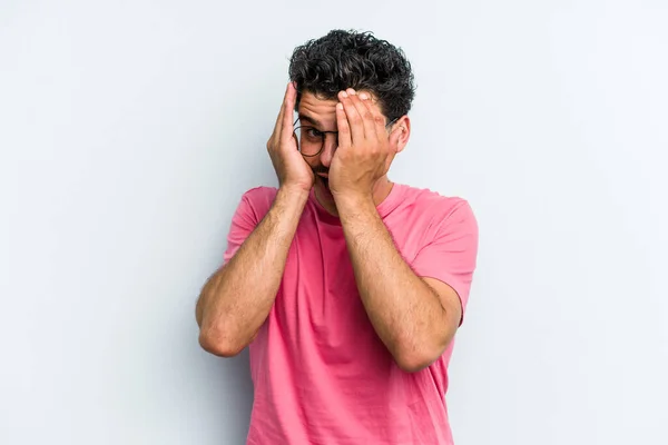 Giovane Uomo Caucasico Isolato Sfondo Blu Divertendosi Coprire Metà Del — Foto Stock