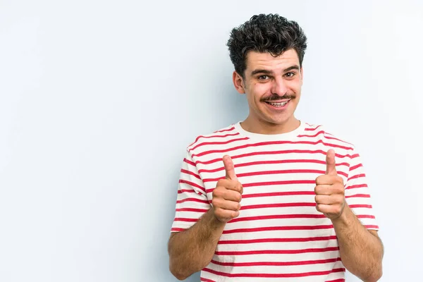 Joven Hombre Caucásico Aislado Sobre Fondo Azul Sonriendo Levantando Pulgar —  Fotos de Stock