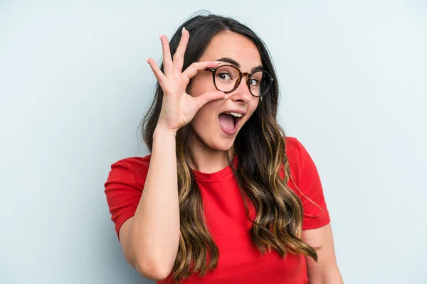 Jeune Femme Caucasienne Isolée Sur Fond Bleu Excité Garder Geste — Photo