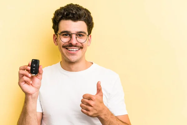 Young Caucasian Man Holding Car Keys Isolated Yellow Background Smiling — Stock Fotó