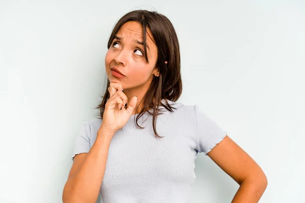 Junge Hispanische Frau Isoliert Auf Blauem Hintergrund Schreit Aufgeregt Nach — Stockfoto