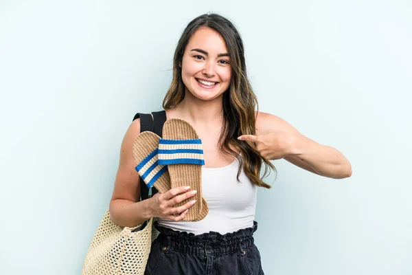 Young Caucasian Woman Holding Sandals Isolated Blue Background Person Pointing — Fotografia de Stock