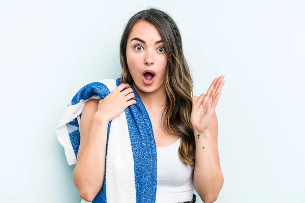Young Caucasian Woman Holding Beach Towel Isolated Blue Background Surprised — Foto Stock