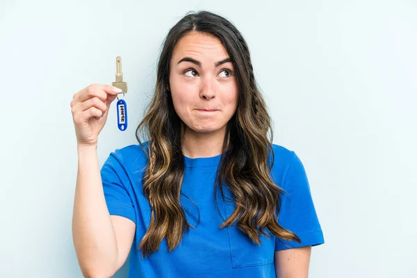 Young Caucasian Woman Holding Home Keys Isolated Blue Background Confused — Stockfoto