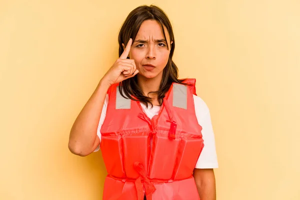 Ung Latinamerikansk Kvinna Håller Flytväst Isolerad Gul Bakgrund Pekar Tempel — Stockfoto