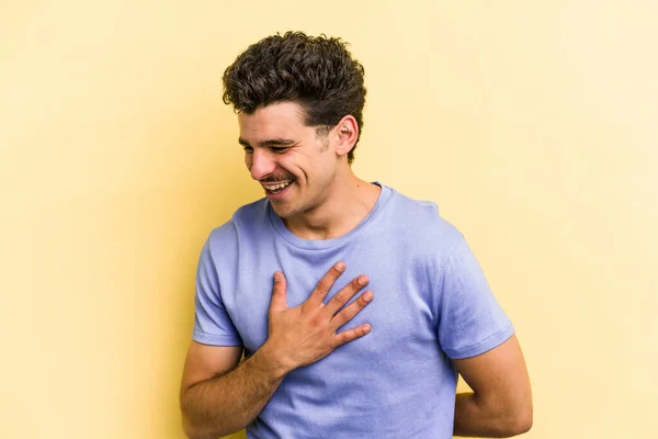 Νεαρός Καυκάσιος Άνδρας Απομονωμένος Κίτρινο Φόντο Γελώντας Κρατώντας Χέρια Στην — Φωτογραφία Αρχείου