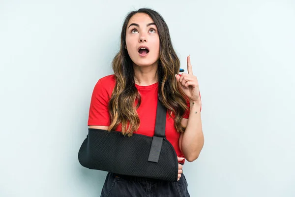 Young Caucasian Woman Broke Hand Isolated Blue Background Pointing Upside — Photo