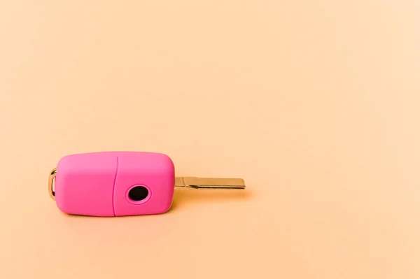 Розовые Ключи Автомобиля Изолированы Бежевом Фоне — стоковое фото